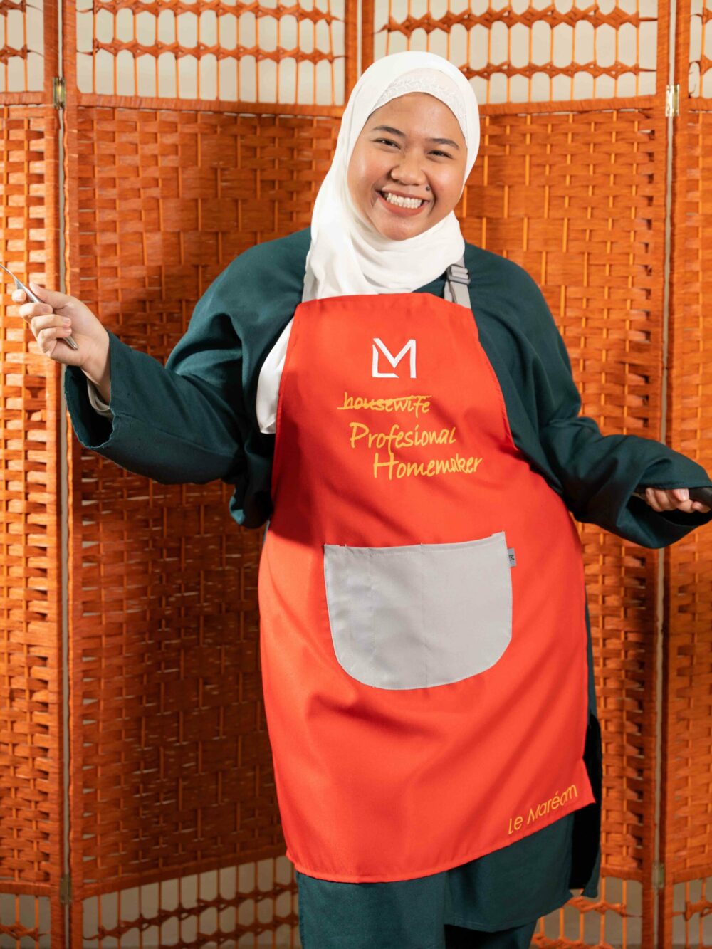 NEW EXCLUSIVE APRON